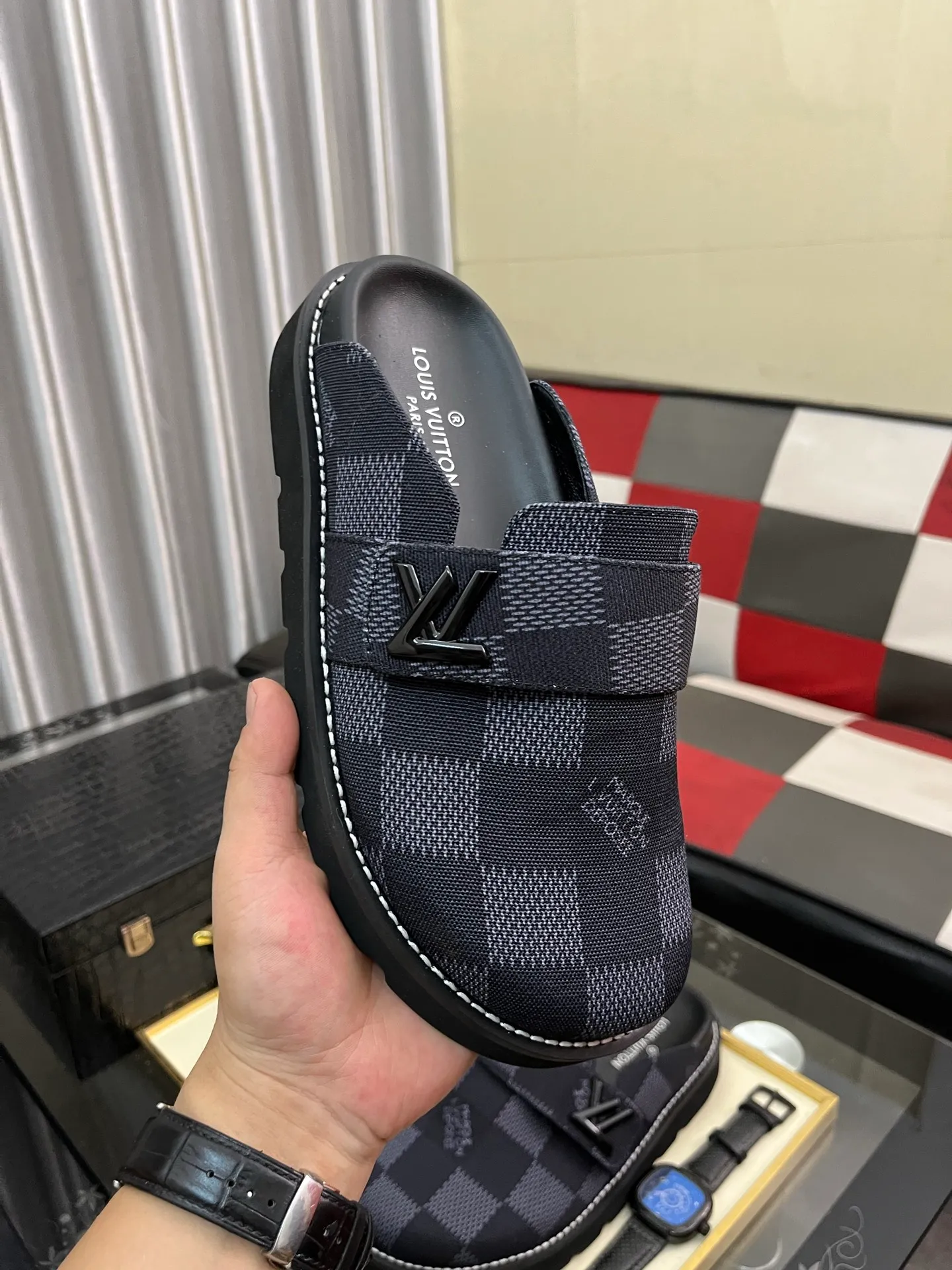 Men's men's shoes 💰420⌚️⌚️lv new Baotou half-slippers winterbreak comfert flat slippers lv letter and monogram floral embellished leather pattern, with sheepskin lining, suitable for indoor and outdoor wear. The water table is made of high-density foam material, which is light and comfortable. The sole has a certain thickness and the anti-aging effect is also good! Premium size: 38-444️⃣Colors available